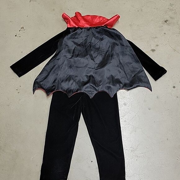Count Dracula, vampire velour Costume, one piece with cape (Childs sz 3-4) - Picture 2 of 6